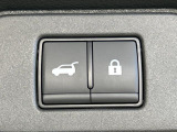 【パワーバックドア】スマートキーや運転席のボタンを押すだけでリアゲートが自動で開閉します!荷物を持っている時や、高い位置にあるバックドアを閉める際に便利な機能です♪
