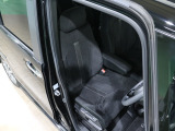 程よい硬さとホールド性が高いシートで長時間運転も快適です。