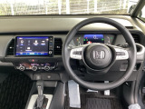 【e:HEV】走行シーンに合わせて、EV・ハイブリッド・エンジンの3つのモードを自動で切り替えるので、街乗りから高速走行までスムーズなドライブを楽しめます。