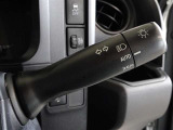 コンライト(オートライト)を装備してます。周囲の明るさによってヘッドライトの点灯・消灯を自動で切り替えます。