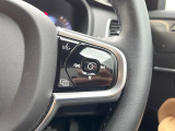 【ステアリングスイッチ】運転中、前方から目線をそらさずにオーディオ等の操作ができるよう、適切に配置されたスイッチ類。安心&快適なドライブを演出してくれる便利な機能です。