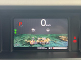 デジタルメーターで、走行情報や車両状態をわかりやすく表示。旅の思い出を映し出す背景も個性的で、毎日のドライブがより楽しくなりますね。