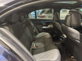 メルセデスのシートは少し硬めになっております。長時間の運転の際、適度な反発があることでお尻や腰の負担を減らす効果が御座います。