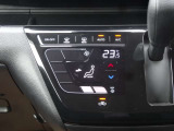 【オートエアコン】一度お好みの温度に設定すれば、車内の温度を検知し風量や温度を自動で調整。暑い&hellip;寒い&hellip;と何度もスイッチ操作をする必要はありません。快適な車内空間には必須の機能ですね♪