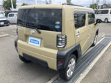 リアゲートの形状が特徴的で、モダンで力強い印象を与えます。街中での運転や駐車も安心なコンパクトサイズです。