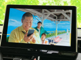 停車中に楽しめるTV機能が搭載されています。移動中の待ち時間を有効活用できます。後部座席の方にも快適な時間を過ごしていただけます。