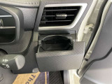 運転席と助手席には、回転式のインパネカップホルダーが装備されています。