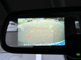 後方確認をサポートするモニターは、運転時の安心感を高めます。駐車時の取り回しもスムーズに行えます。