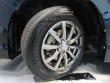 タイヤサイズ195/65R15。社外アルミホイール装備。