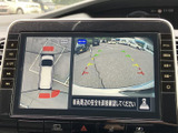 駐車時の安全性を高めるモニター画面。狭い場所でも、後方の状況を把握しやすく、スムーズな駐車をサポートします。
