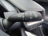 スイッチをオートに設定しておけば、車外の明るさに応じて自動的にヘッドランプを点灯・消灯します。夕暮れ時やトンネルの続く山道などを走行する時に便利なコンライトを装備しています。