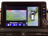 バックギアに入れますとご覧のような画像に自動的に切り替わります。車庫入れ時に役立ちます。