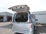 荷物の出し入れに便利なデュアルバックドア