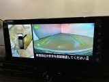 【パノラミックビュー&バックビュー】駐車時の安全確認をする為に車両上方からの映像と後方カメラからのを同時に表示しバックガイドも付いているのでバックの苦手な方でも安心して運転出来ますよ。