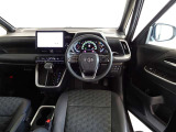 革巻きステアリングで快適な操作性の運転席です。