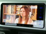 停車中には、テレビや動画を楽しめます。長距離移動の休憩時間など、リラックスした時間を過ごせるのが魅力です。ドライブの合間に気分転換に。