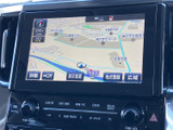 見やすい地図画面は、運転中の情報収集に役立ちます。スムーズなルート案内で、目的地までストレスなく到着できます。