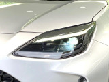 【LEDヘッドライト】悪天候や夜間走行時も良好な視界を確保し安心して運転できる高輝度LEDヘッドライトを装備!点灯速度が早く、消費電力も抑えられています。