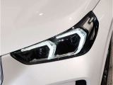 【LEDヘッドライト】先進のLEDテクノロジーを採用。放射される白色光の周波特性は太陽光に近く、バイキセノン・ヘッドライトを上回るコントラストで更に明るく輝きます!