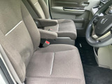 ゆったりと座れる運転席。ドライバーの疲労を軽減するシート形状と、操作しやすい位置に配置されたスイッチ類が快適な運転をサポートします。