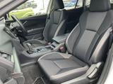 ドライバーズシートは、包み込まれるような座り心地。長時間の運転でも疲れを感じにくい設計です。