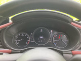 視認性の高いメーター類は、運転に必要な情報を的確に伝えます。洗練されたデザインと機能性が、運転の安全性を高め、運転に集中できる環境を実現します。