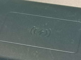 【ワイヤレスデバイスチャージング】スマホを置くだけで充電できる手軽さが魅力のワイヤレスチャージャー。快適さとスマートさを両立したおすすめアイテムです。