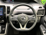 インテリアに合わせたデザインのステアリングは、運転される方のことも考え、運転しやすい形状、大きさです。是非一度、実際に触ってお確かめください。