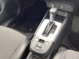 運転席周辺のスマートなレイアウトが、操作のしやすさを実現。快適なドライブをサポートします。手元で操作ができる、電子制御パーキングブレーキ。