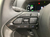 運転中、オーディオの操作をしてて、ハッとしたことはありませんか?ステアリングスイッチは、運転中でもハンドルでオーディオの操作が可能です。安全なドライブをサポートします。