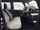 広々とした室内空間で、ゆったりとリラックスできます。運転席からの視界も広く、運転しやすいです。快適なドライブをサポートします。
