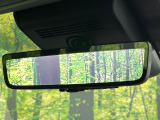 【デジタルインナーミラー】後席の大きな荷物や同乗者で後方が確認しづらい時でも安心!カメラが撮影した車両後方の映像をルームミラー内に表示。クリアな視界で状況の確認が可能です!
