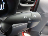 スイッチをオートに設定しておけば、車外の明るさに応じて自動的にヘッドランプを点灯・消灯します。夕暮れ時やトンネルの続く山道などを走行する時に便利なコンライトを装備しています。