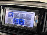 ナビのオーディオソース画面です!ラジオやBluetoothなど、さまざまな音楽ソースを選択して楽しめます。お好みの音楽を聴きながら、毎日の通勤からロングドライブまで快適にお過ごしいただけます。