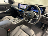 BMWの運転席はドライバーオリエンテッドという構造を採用。ドライバー目線の操作がしやすい設計になっており、ドライブ中にも目線の移動が少なく運転中にも簡単に操作ができます。