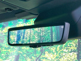 【デジタルインナーミラー】後席の大きな荷物や同乗者で後方が確認しづらい時でも安心!カメラが撮影した車両後方の映像をルームミラー内に表示。クリアな視界で状況の確認が可能です!