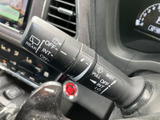 雨天時でもクリアな視界を確保できるワイパーレバー。運転の安全性を高める重要な装備です。