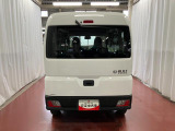 跳ね上げ式バックドアなので、雨天時の荷物の出し入れの際も濡れにくいです。