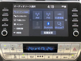 お好みの音楽をクリアな音質で楽しめます。ラジオ、CD、USBなど、様々なメディアに対応し、ドライブを盛り上げます。