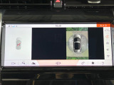 車を真上から見下ろしているような映像を画面に映します。周囲360度の死角をすべて確認できるため、狭い道でのすれ違いやバック駐車も怖くありません。障害物がひと目でわかり、大きな車体でも安全に運転できます