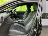 ドライバーの視界を妨げない、広々とした運転席です。操作性にも優れ、快適なドライビングをサポートします。
