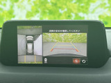 駐車時の安全性を高めるバックモニター。狭い場所でも、後方確認がしやすくなり、スムーズな駐車をサポートします。運転に自信がない方にも安心です。