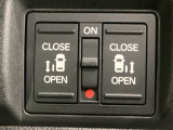 【両側パワースライドドア】両側がパワースライドドアになっており、運転席のスイッチやスマートキーでも開閉が可能です!開口部も広いので乗り降りも楽々♪