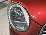 LEDヘッドライトは、点灯の瞬間から最大光量を発揮し、突然暗くなるトンネルなどでの安定感を高めます。