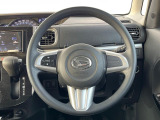 インテリアに合わせたデザインのステアリングは、運転される方のことも考え、運転しやすい形状、大きさです。是非一度、実際に触ってお確かめください。