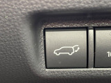 【パワーバックドア】スマートキーや運転席のボタンを押すだけでリアゲートが自動で開閉します!荷物を持っている時や、高い位置にあるバックドアを閉める際に便利な機能です♪