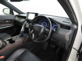 高級感のある美しいインテリアデザインの運転席です。