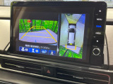 【マルチビューカメラシステム】専用のカメラにより、上から見下ろしたような視点で360度クルマの周囲を確認することができます☆死角部分も確認しやすく、狭い場所での切り返しや駐車もスムーズに行えます。