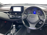 運転席まわりです。 各操作スイッチは使いやすい位置に配置されてます。
