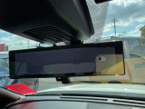 【スマートルームミラー】後方の映像を高精細モニターに映し出し、荷物や乗員で視界が遮られても安全に確認可能。夜間や雨天でもクリアな視界を確保する先進装備です。